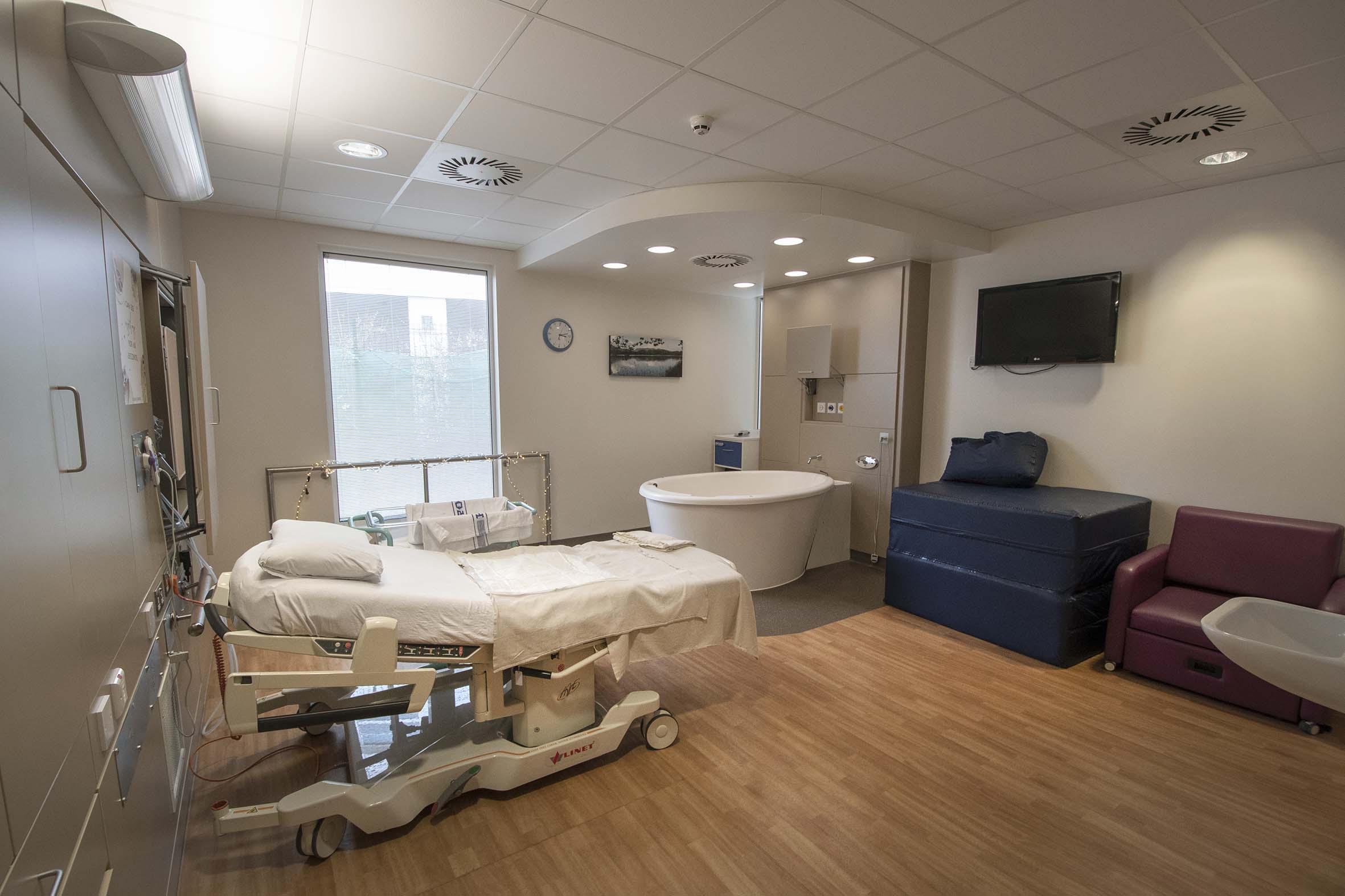 Room with birth pool 02
